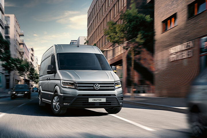 Crafter Van: Elegancki, biały Volkswagen Crafter zaparkowany na zewnątrz.