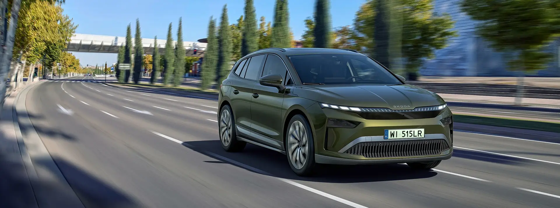 elektryczna Skoda Enyaq w kolorze butelkowej zieleni jedzie drogą ekspresową